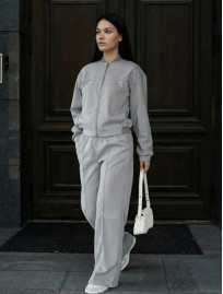 Dres Staff lies light gray