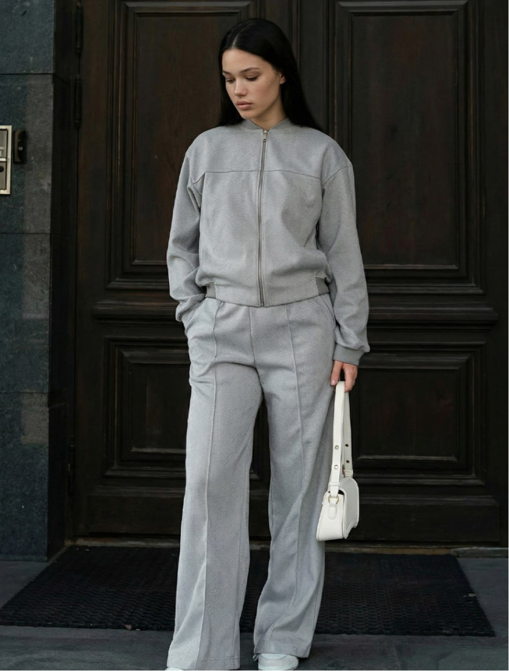 Dres Staff lies light gray