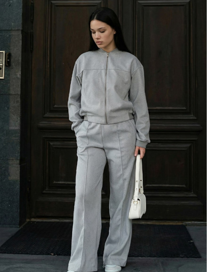 Dres Staff lies light gray