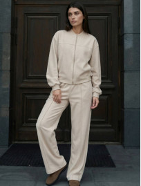 Dres Staff lies light beige