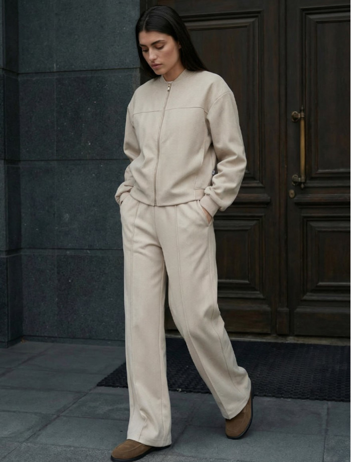 Dres Staff lies light beige