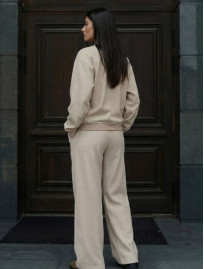 Dres Staff lies light beige