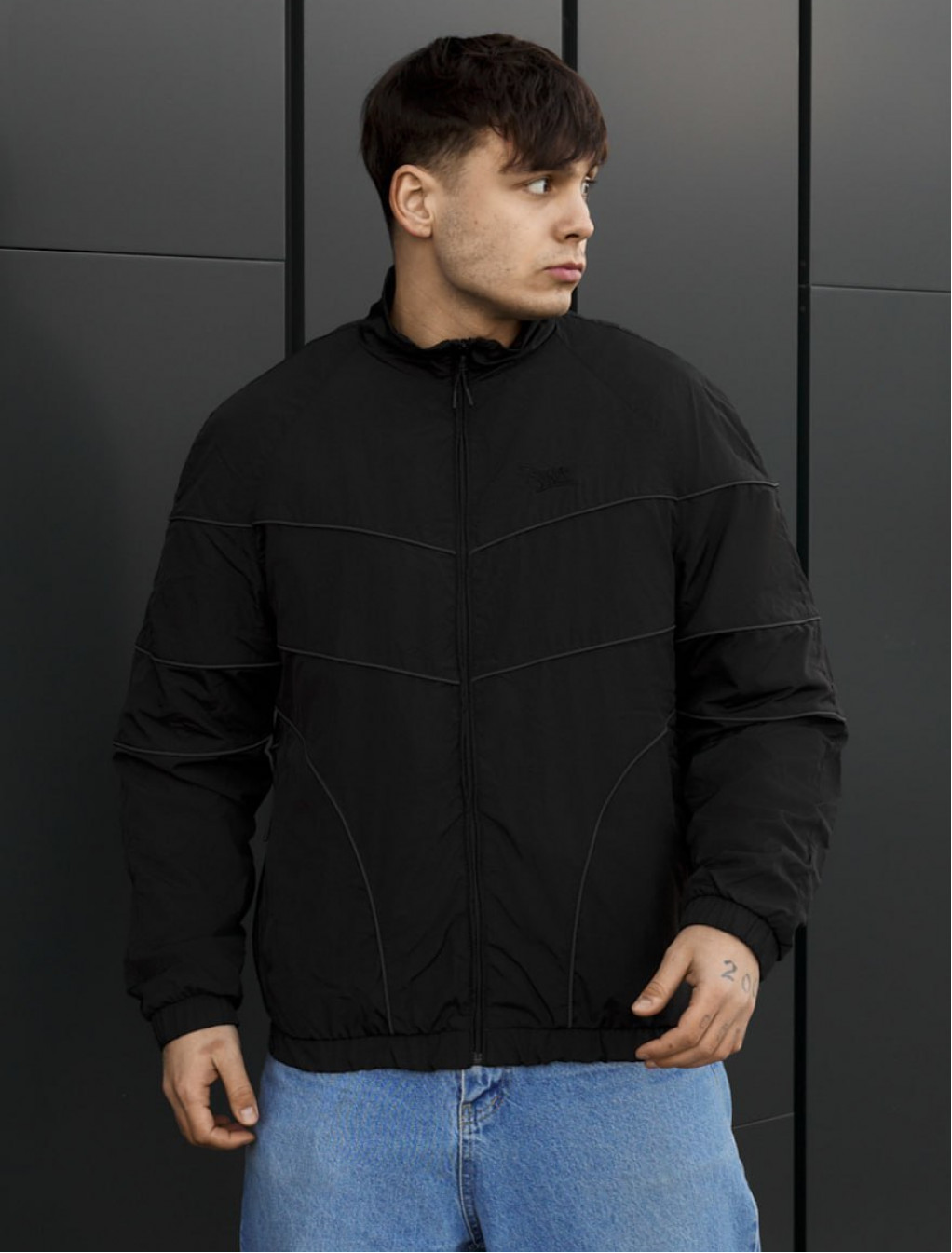 Wiatrówka at black reflective