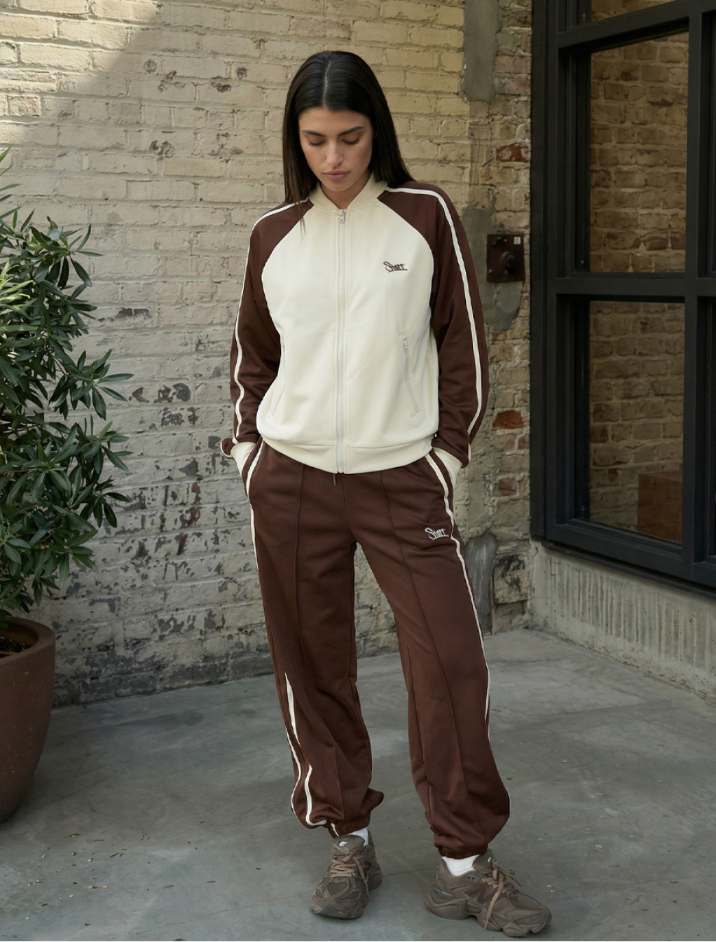 Dres Staff adi zip logo milk & brown