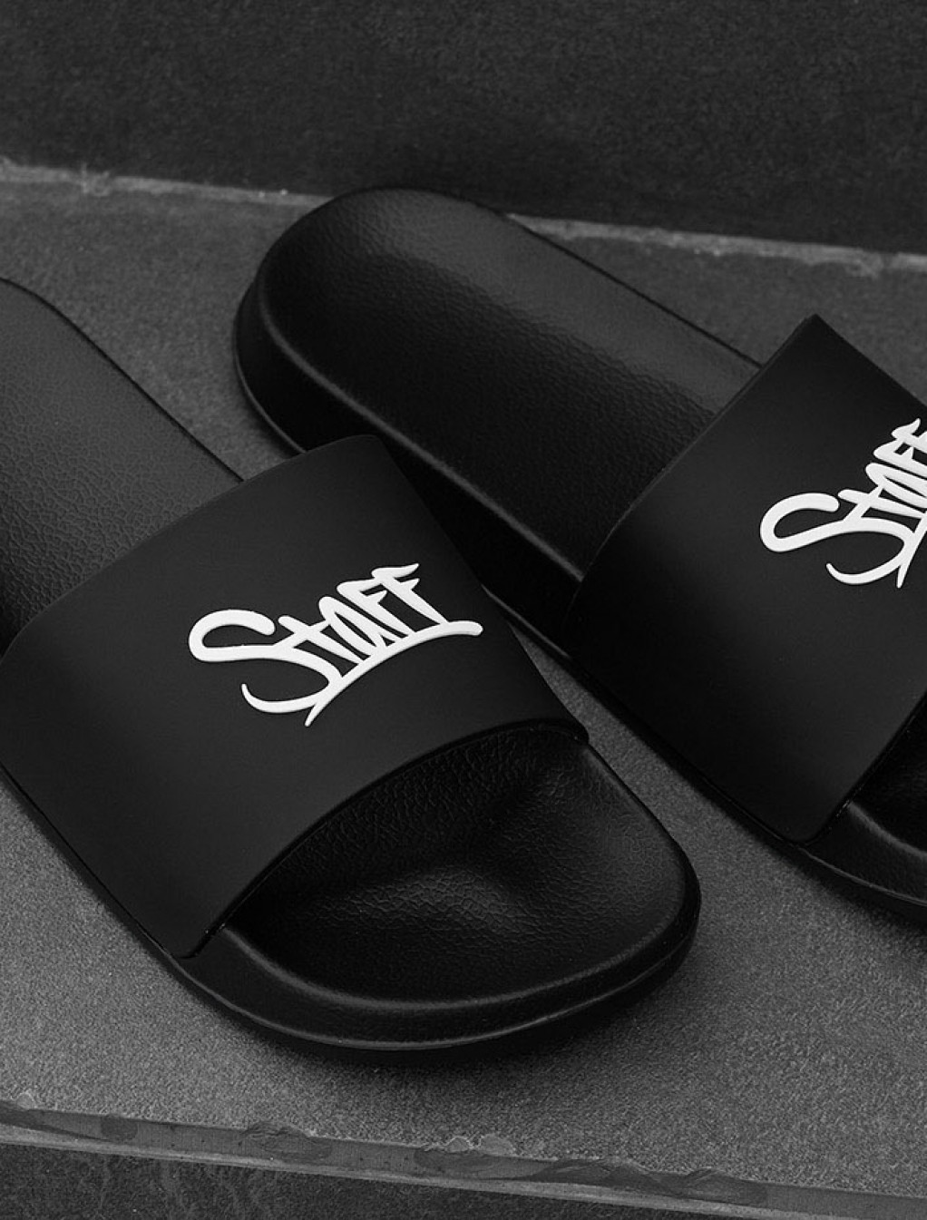 Kapcie Staff black logo2