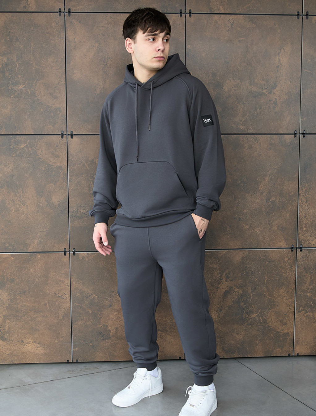 Dres Staff es dark gray oversize