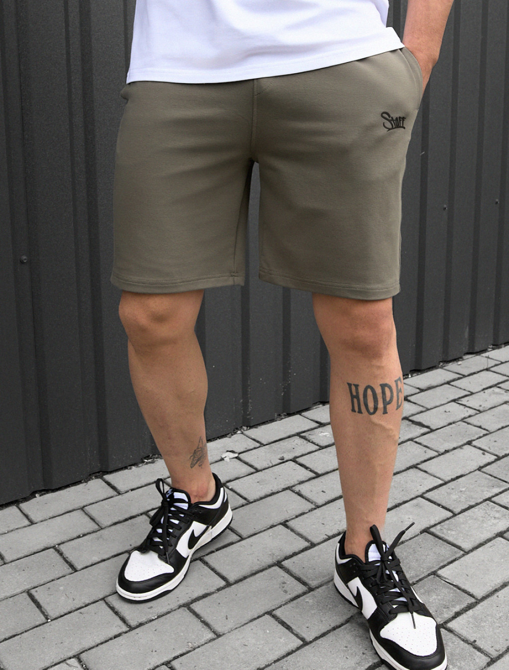 Spodenki Staff dark olive logo