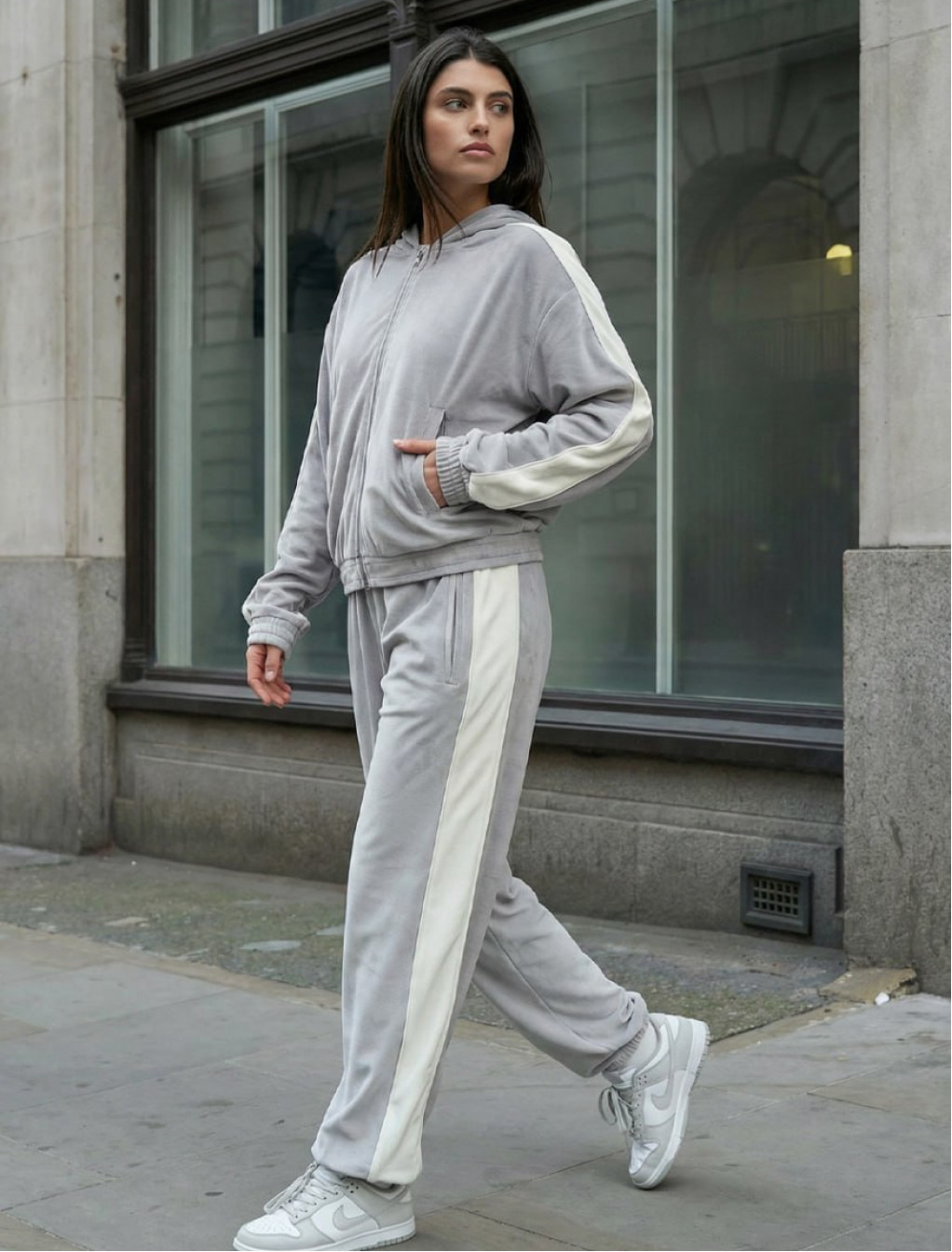 Dres Staff isa light gray & black oversize