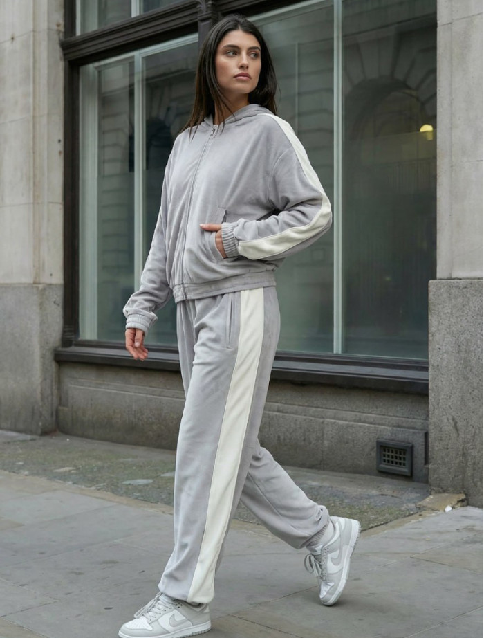 Dres Staff isa light gray & black oversize