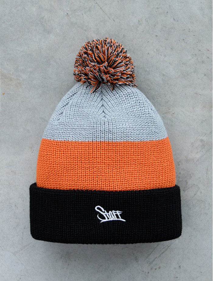 Czapka Staff B41 mix logo pompon