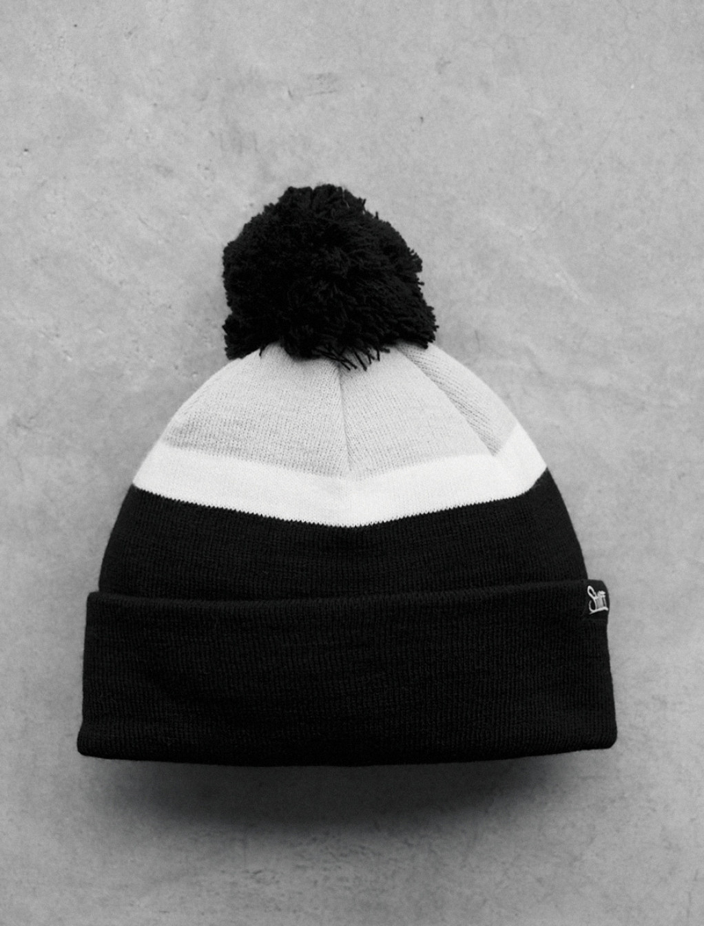Czapka Staff black & white & gray pompon