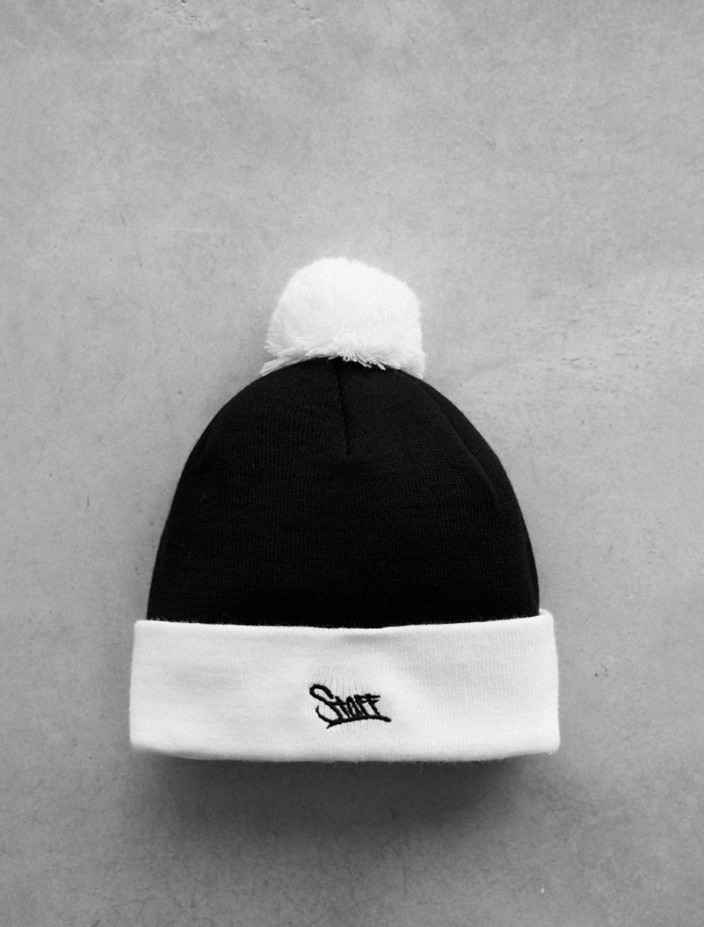 Czapka Staff black & white logo pompon