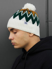 Czapka Staff white pattern pompon