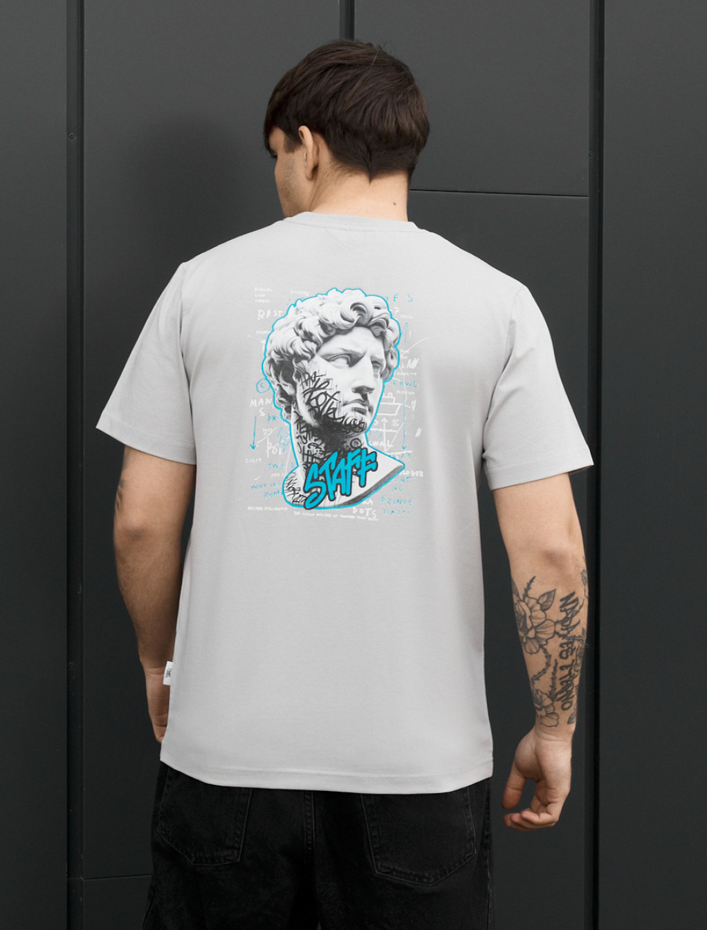 Koszulka Staff sculpture