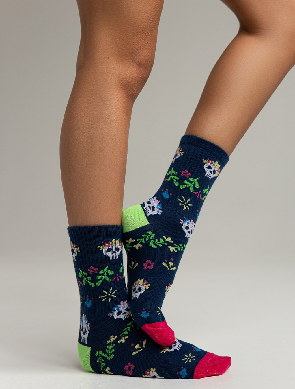 Skarpety Staff Halloween skull & flowers