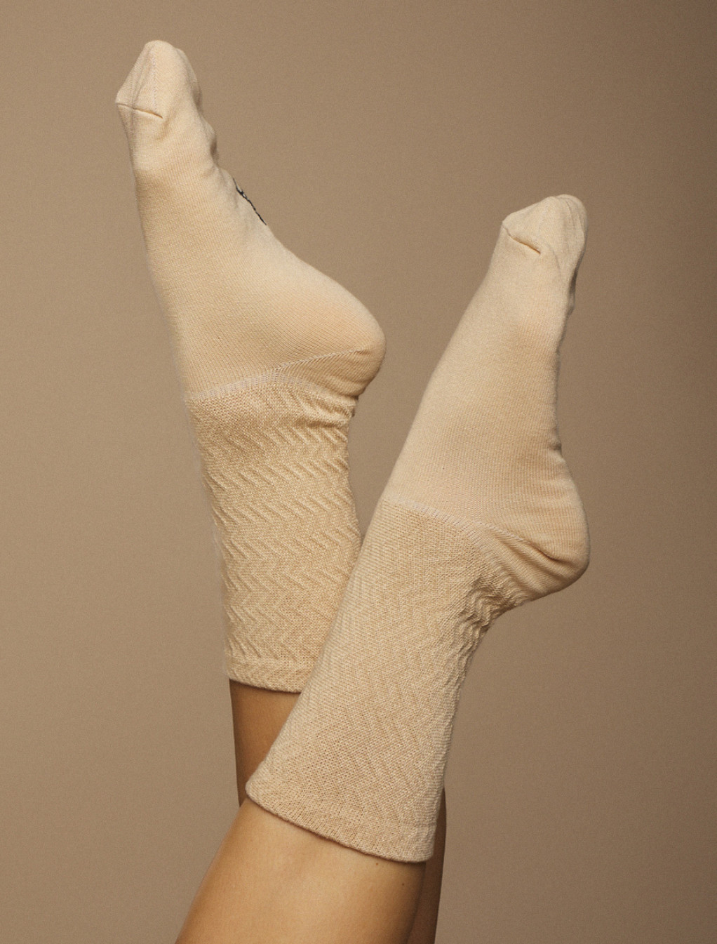 Skarpety Staff beige logo