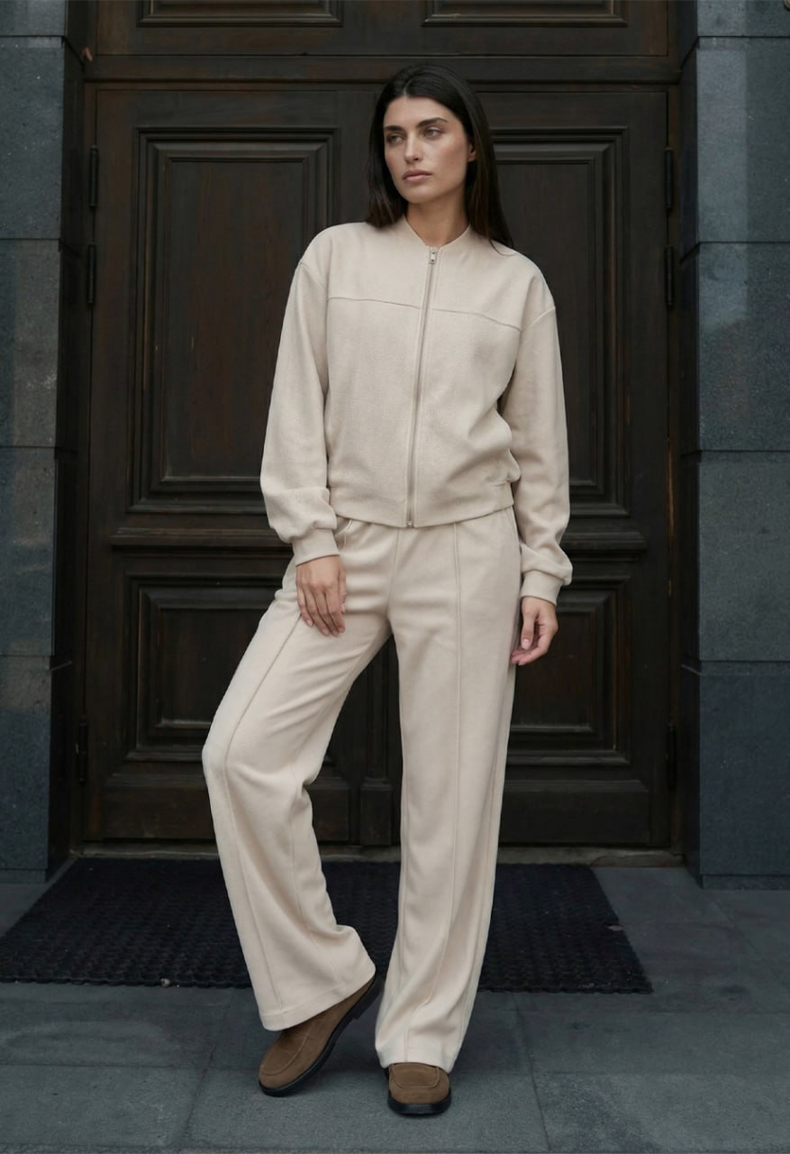 Dres Staff lies light beige