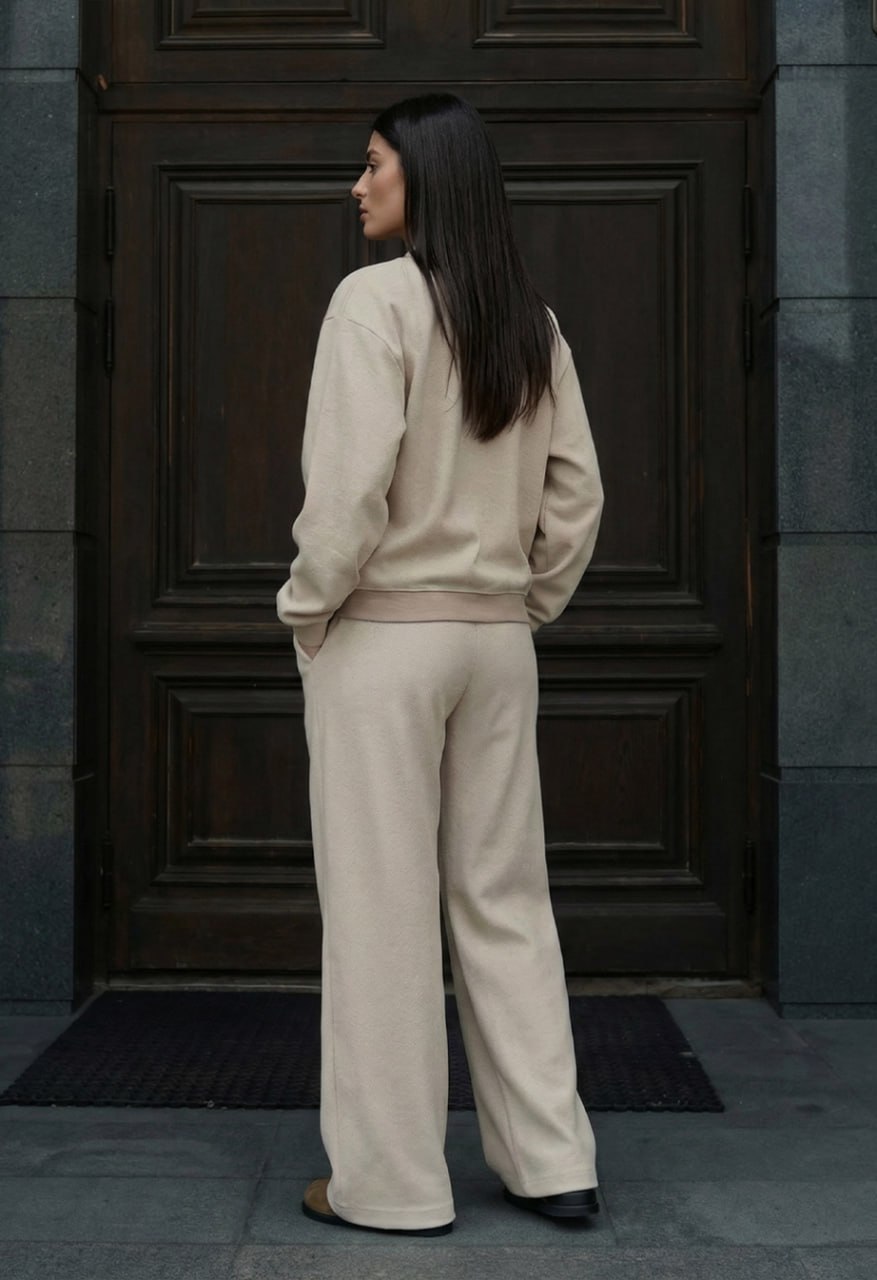 Dres Staff lies light beige