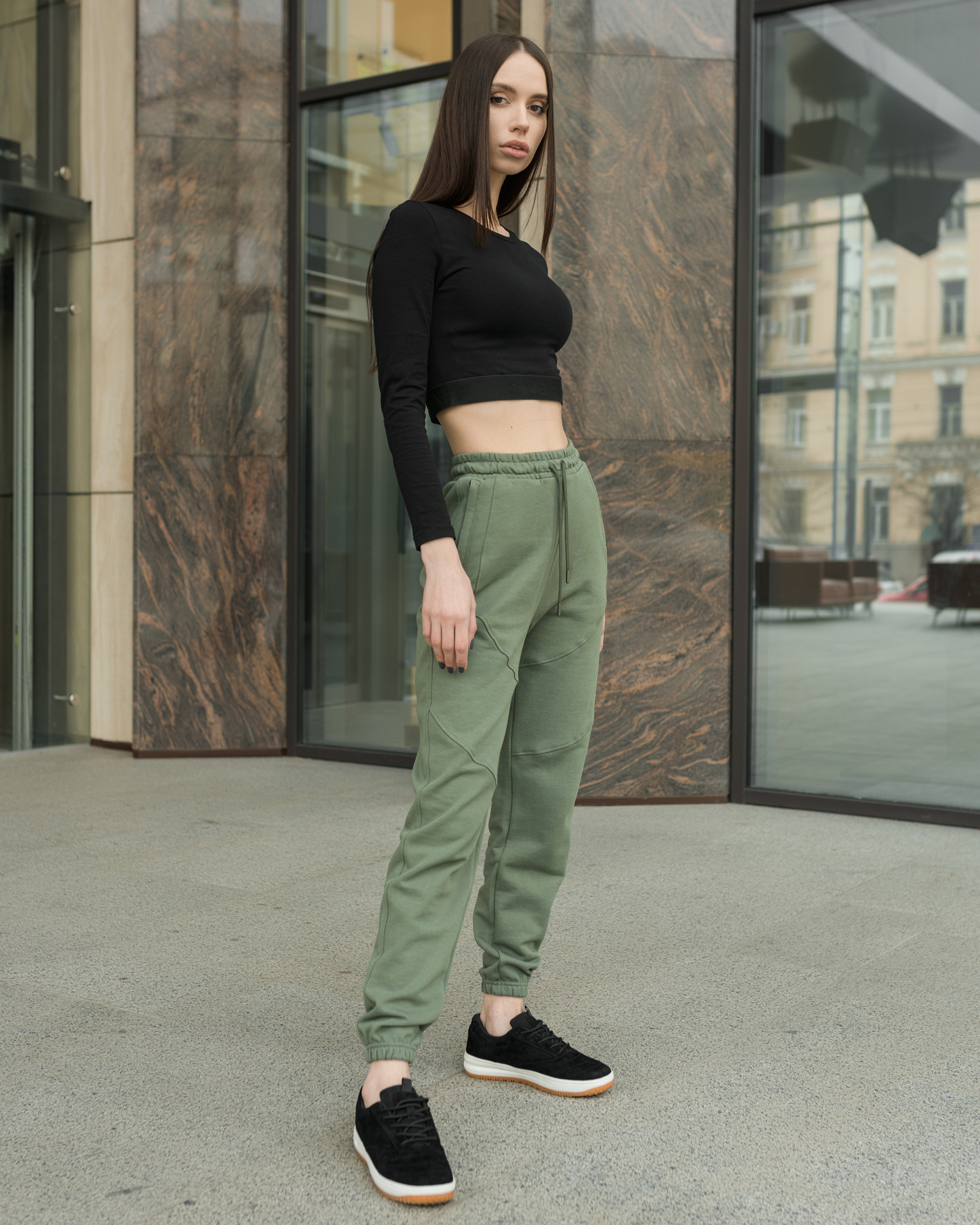Damskie spodnie sportowe Staff di green