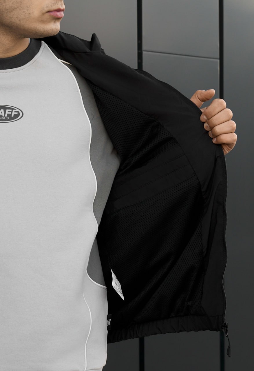 Wiatrówka at black reflective