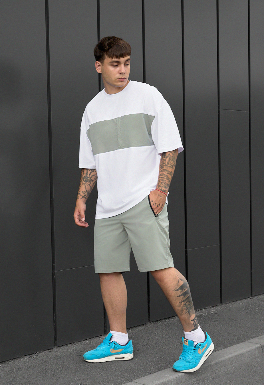 Komplet koszulka + spodenki Staff patt white & light olive oversize