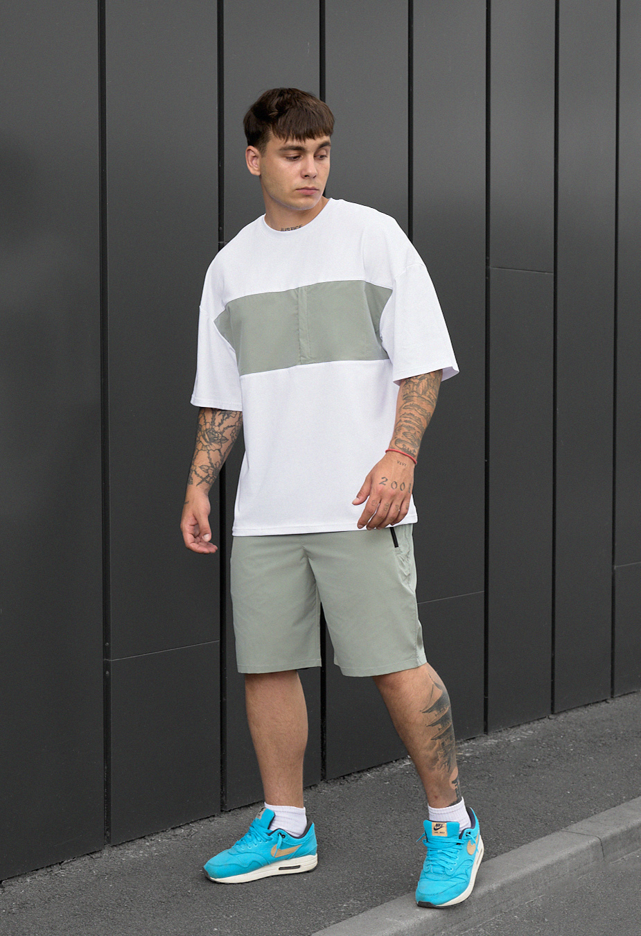 Komplet koszulka + spodenki Staff patt white & light olive oversize