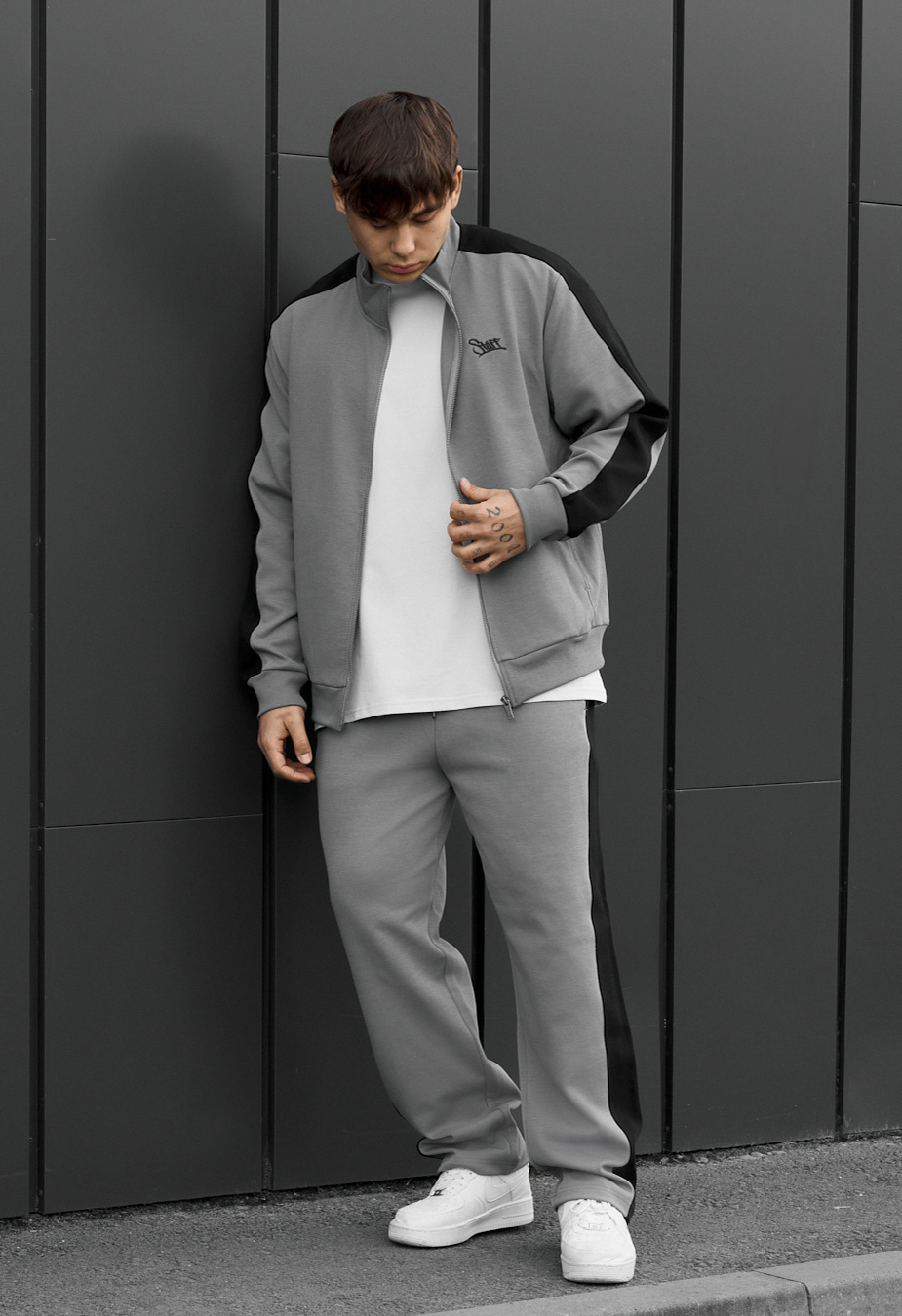 Dres Staff el zip logo gray & black