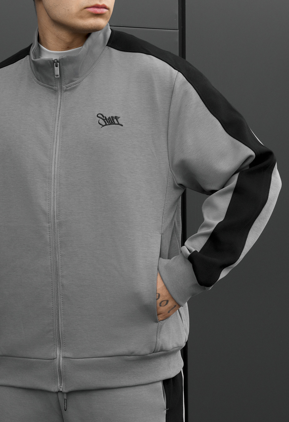 Dres Staff el zip logo gray & black