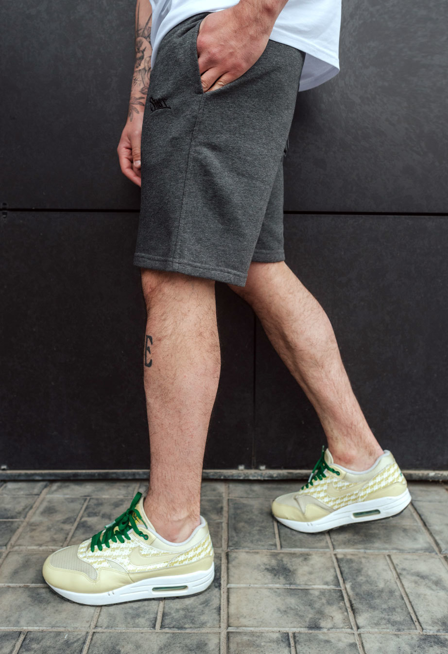 Spodenki Staff graphite logo