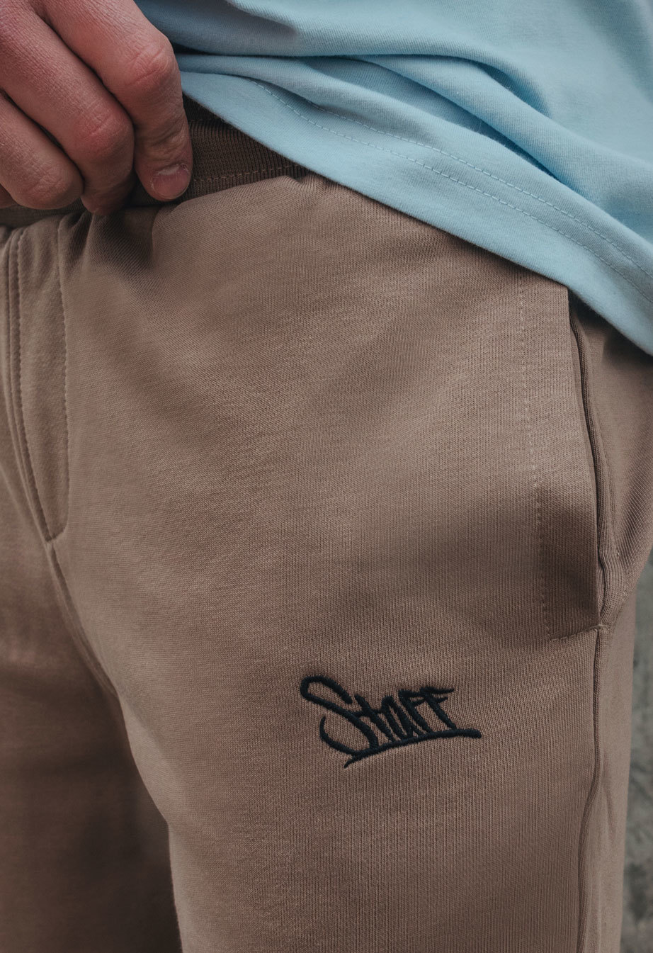 Spodenki Staff brown logo