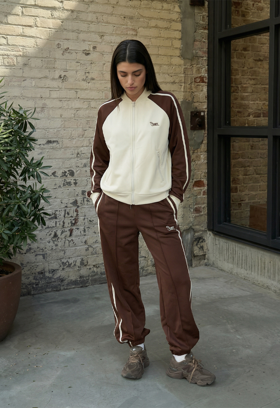 Dres Staff adi zip logo milk & brown