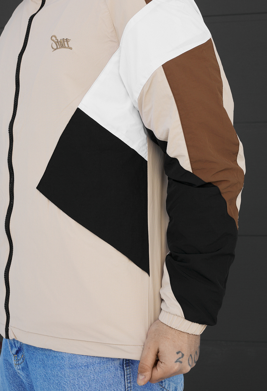 Wiatrówka Staff nix beige logo