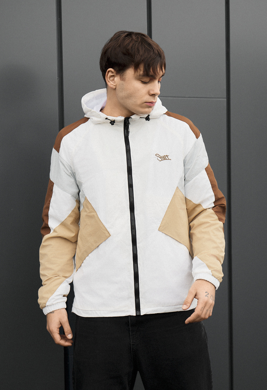 Wiatrówka Staff nix white & beige logo