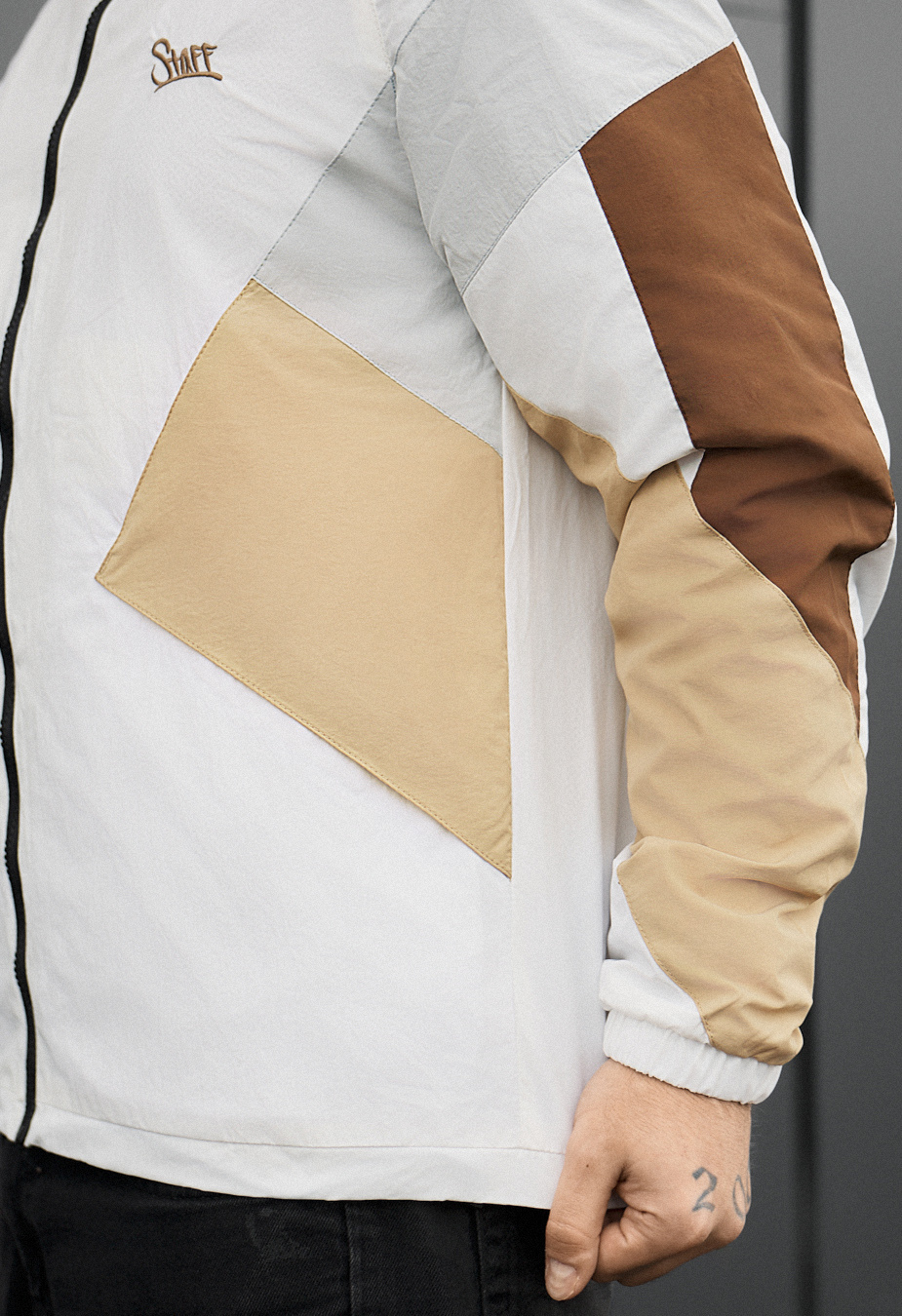 Wiatrówka Staff nix white & beige logo