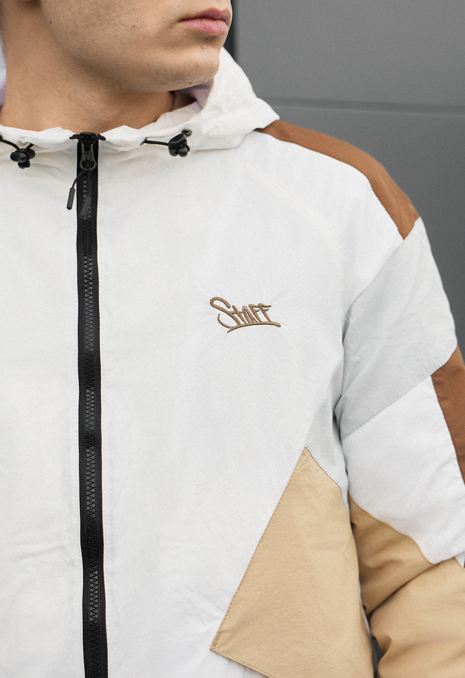 Wiatrówka Staff nix white & beige logo