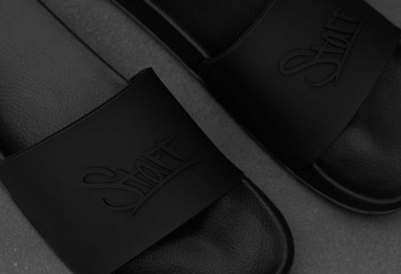 Kapcie Staff Staff all black logo