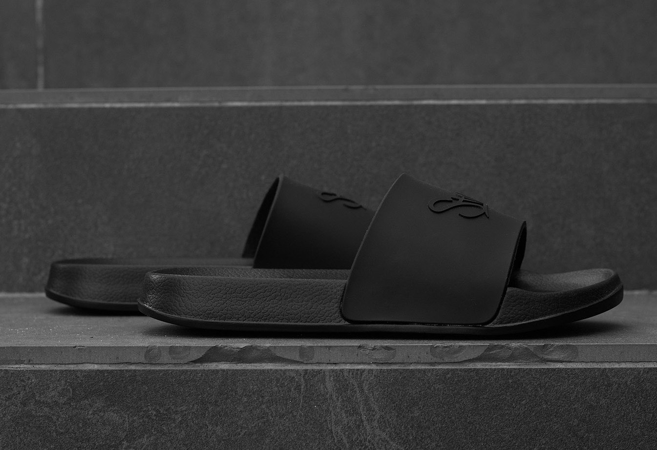 Kapcie Staff Staff all black logo