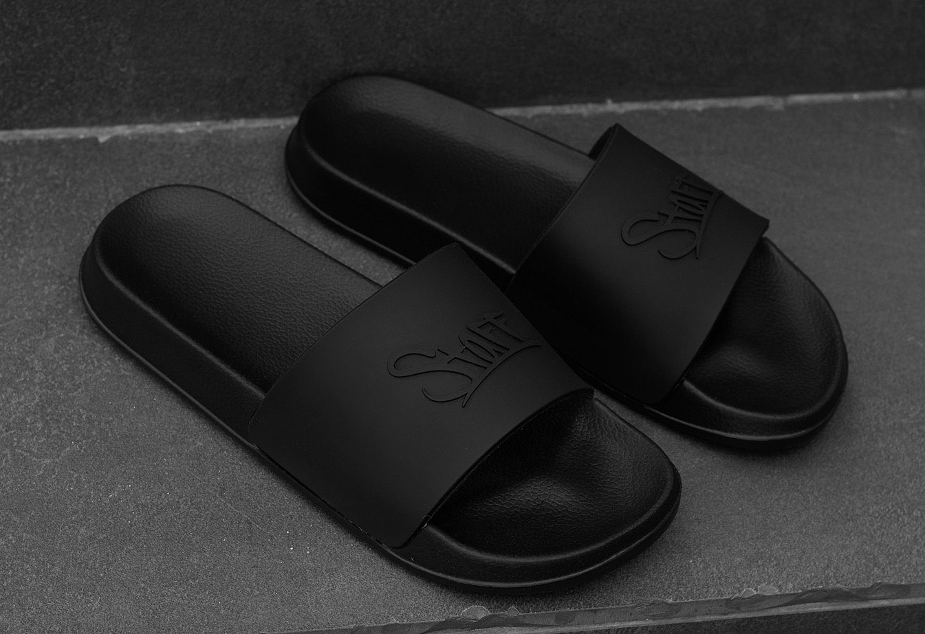 Kapcie Staff Staff all black logo