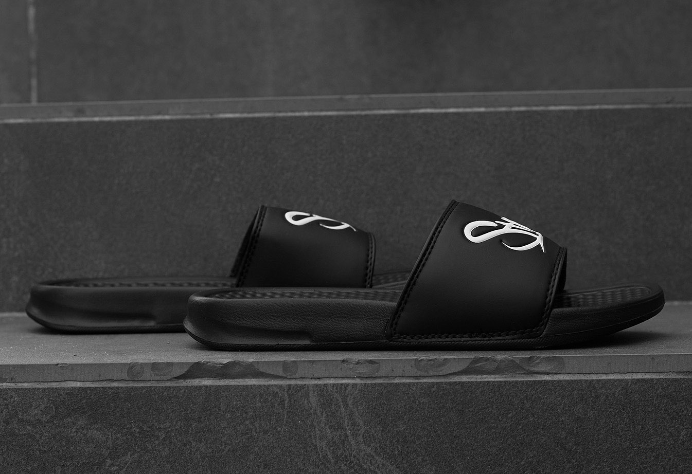 Kapcie Staff black logo