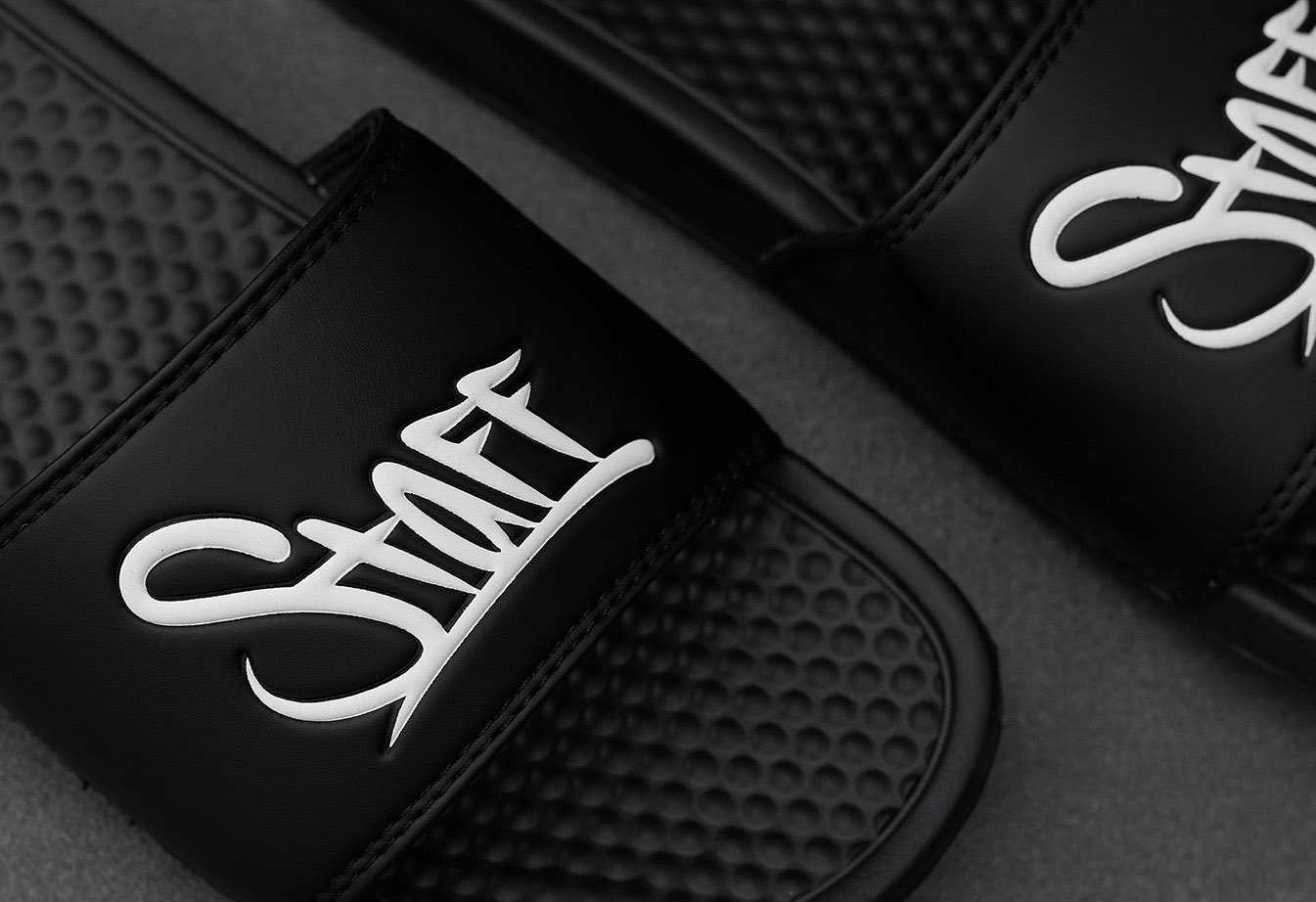 Kapcie Staff black logo