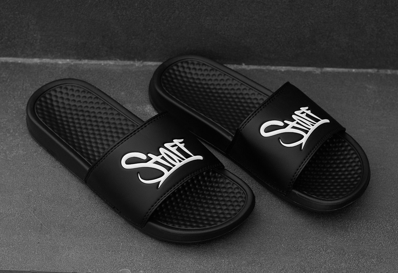 Kapcie Staff black logo