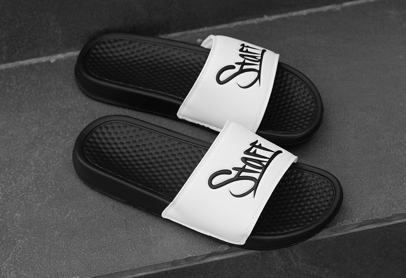 Kapcie Staff white & black logo