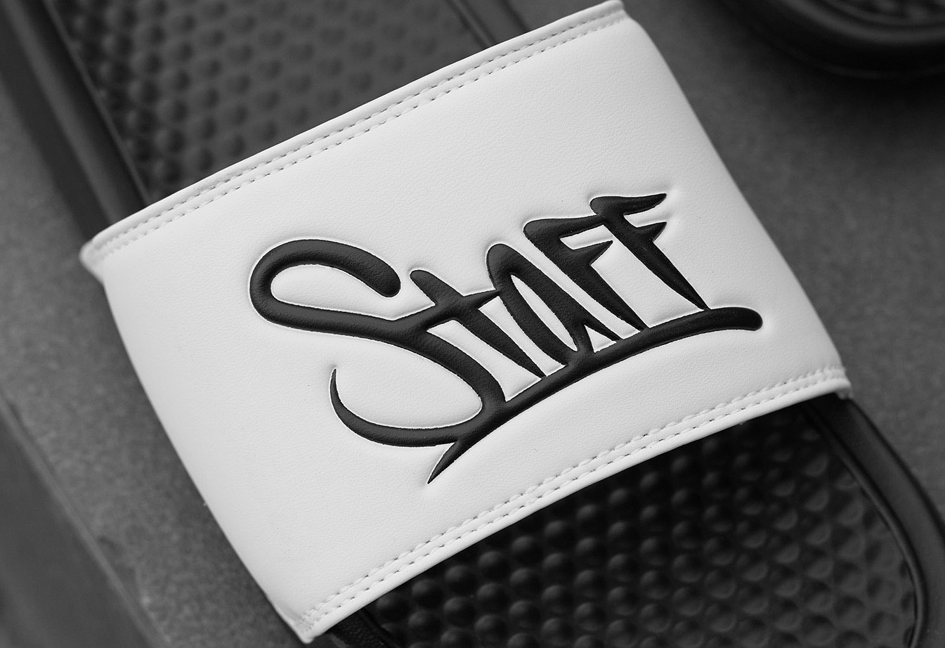 Kapcie Staff white & black logo