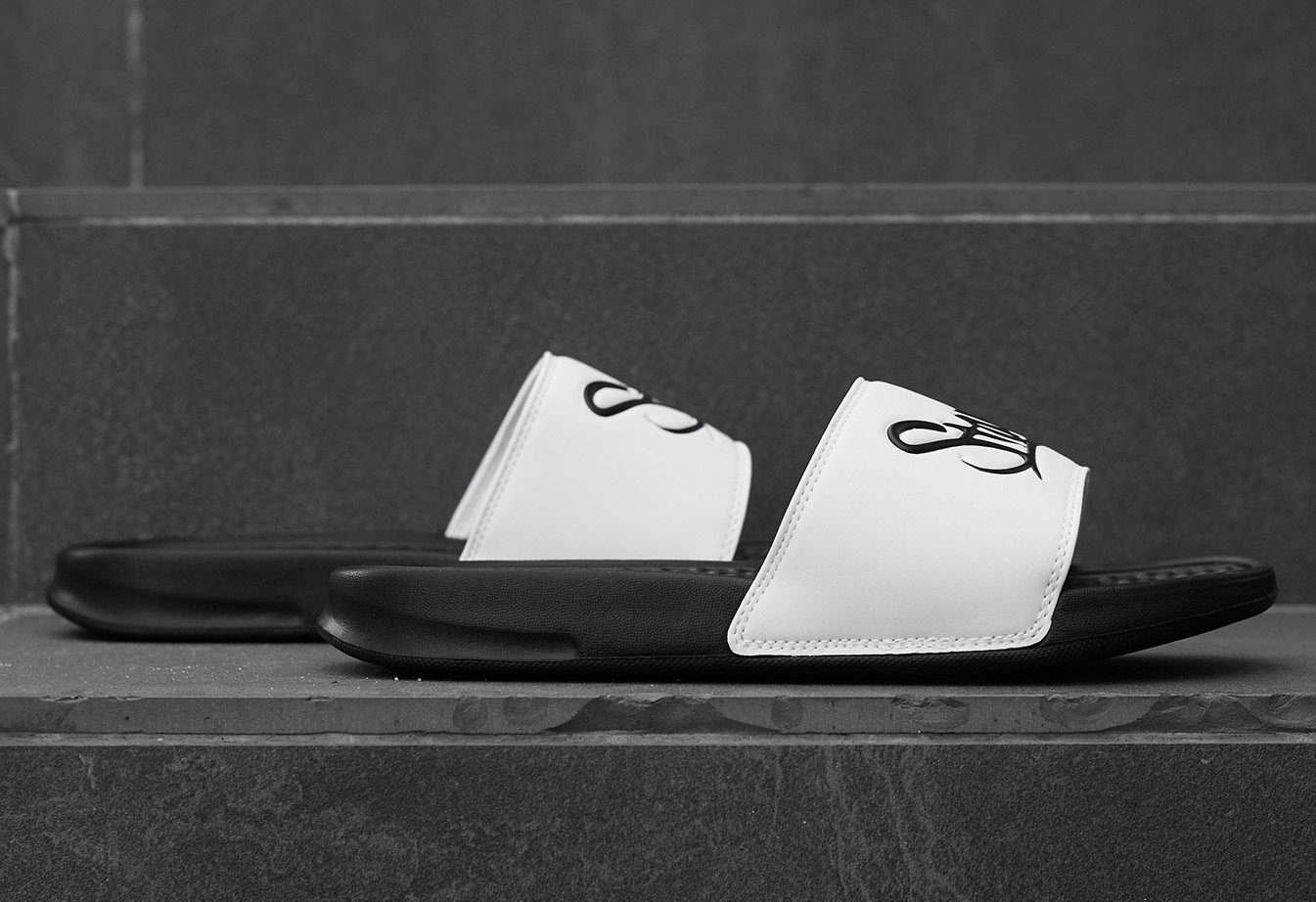 Kapcie Staff white & black logo