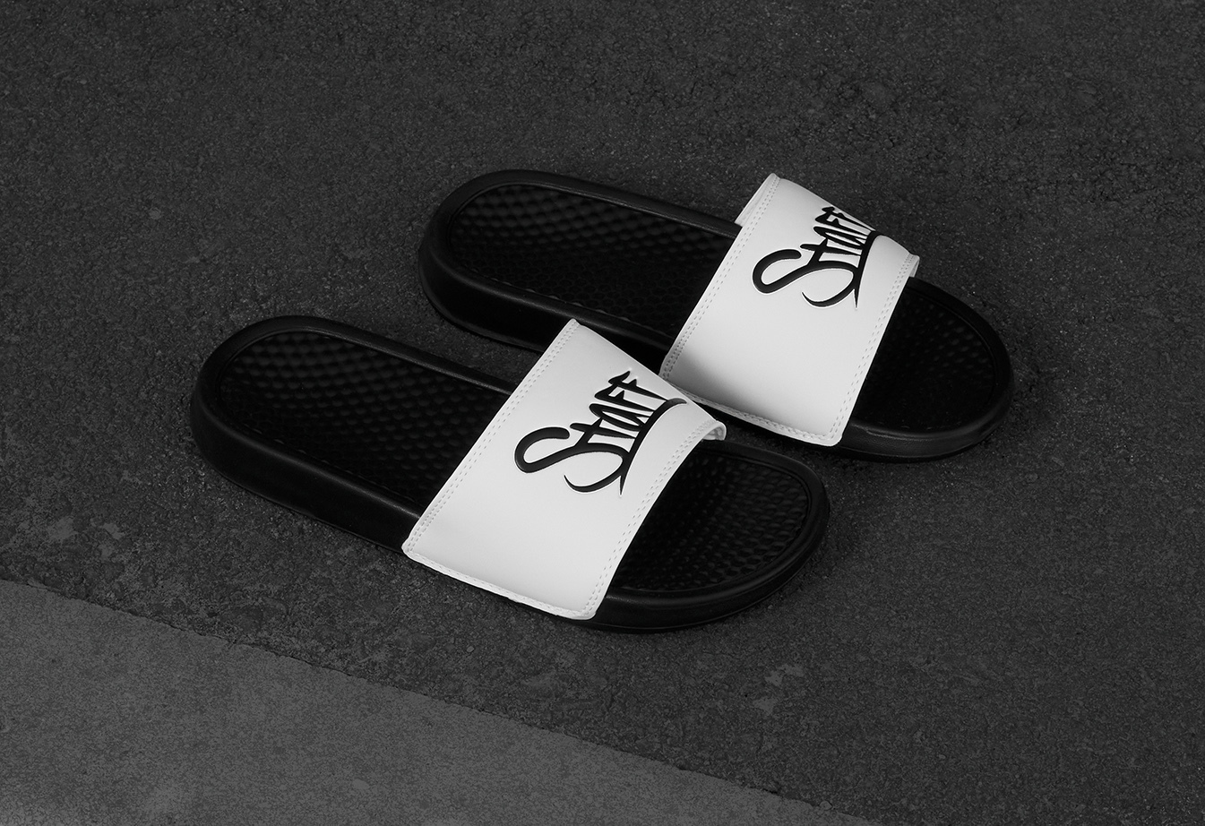 Klapki Staff white & black logo