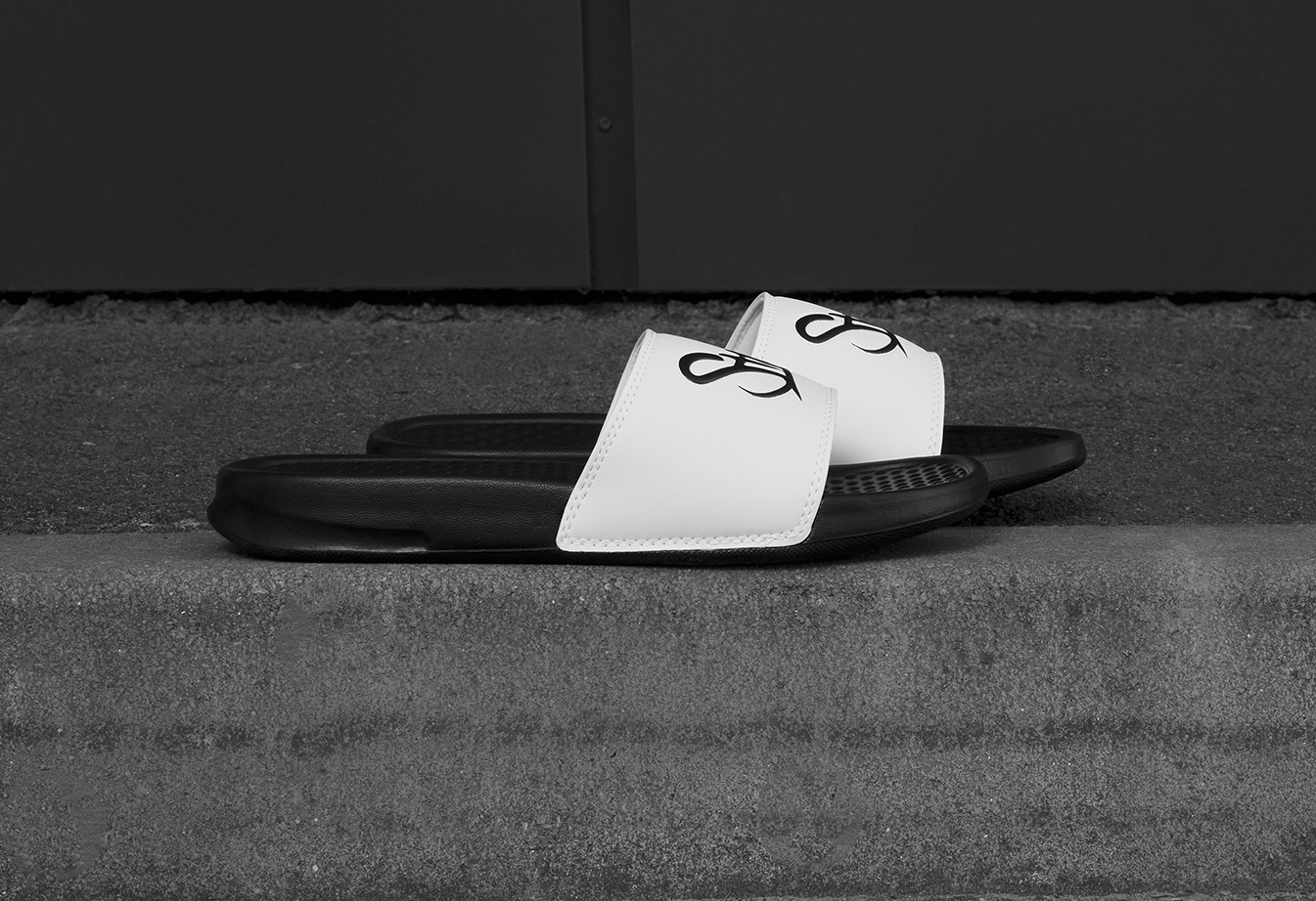 Klapki Staff white & black logo