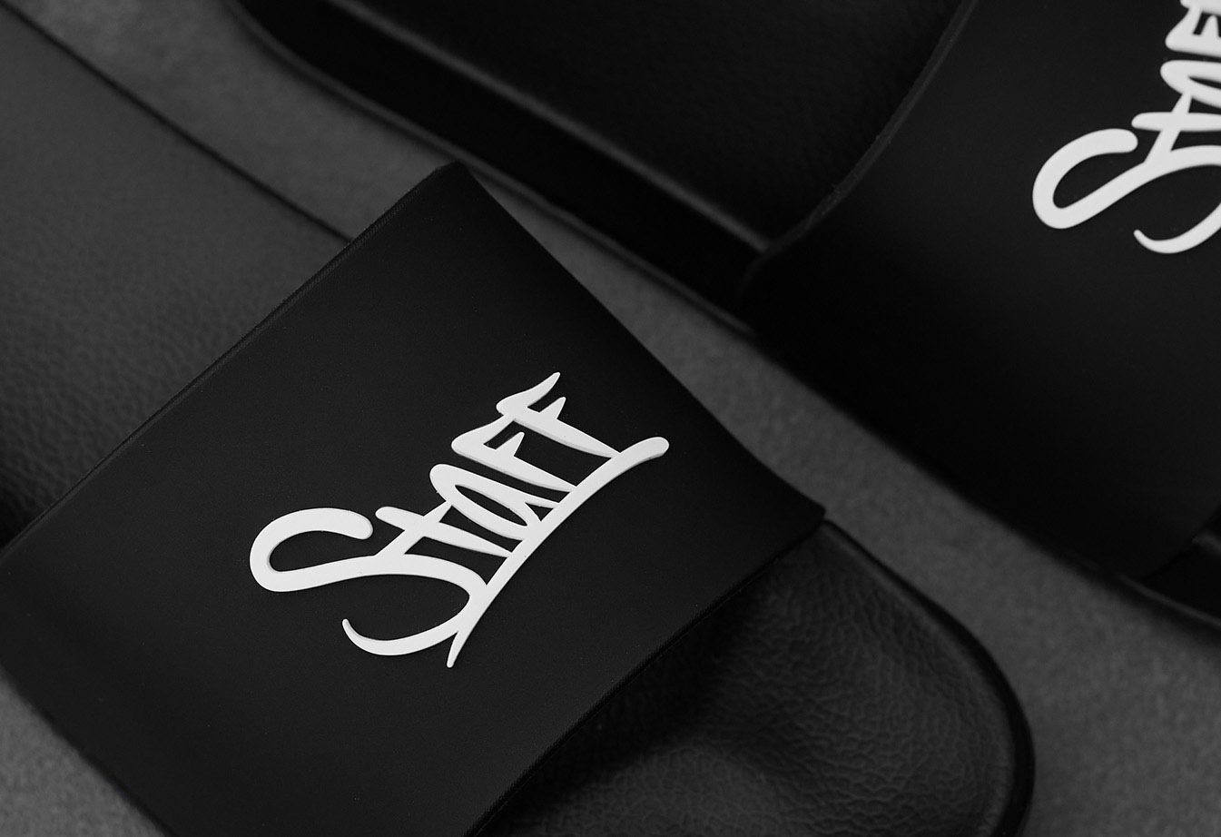 Kapcie Staff black logo2