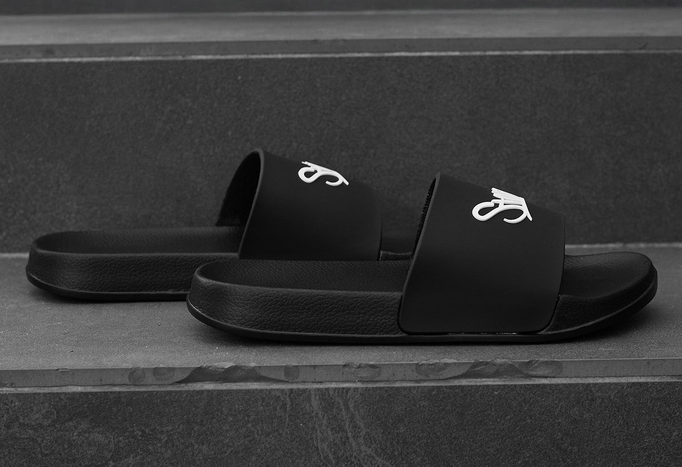 Kapcie Staff black logo2