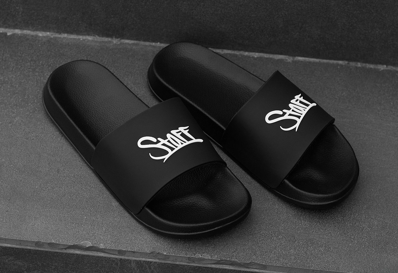 Kapcie Staff black logo2