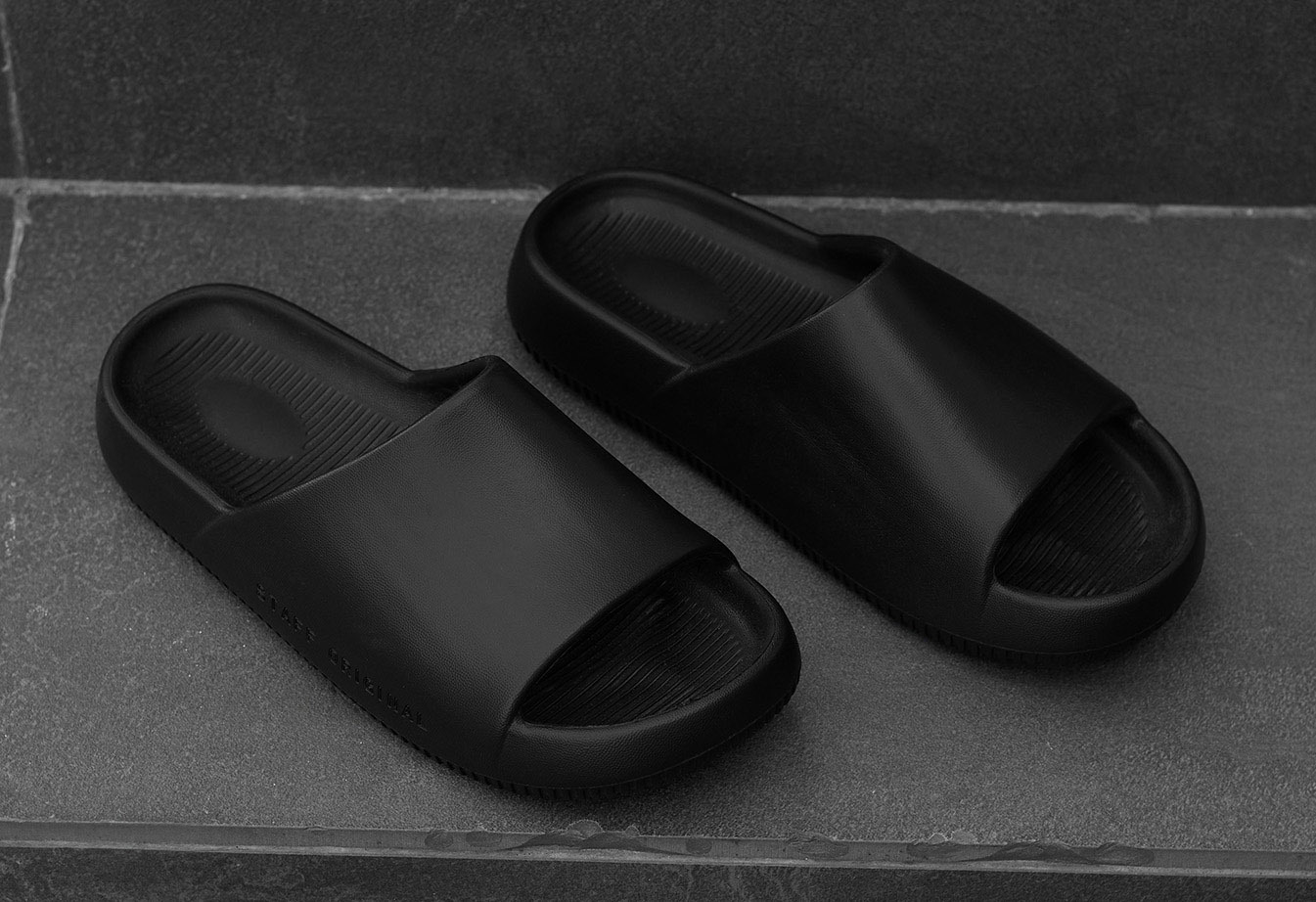 Kapcie Staff all black2